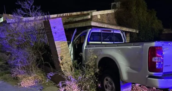 Ni el GPS los salva: Conductor terminó adentro de una vivienda en la rotonda del Changomás