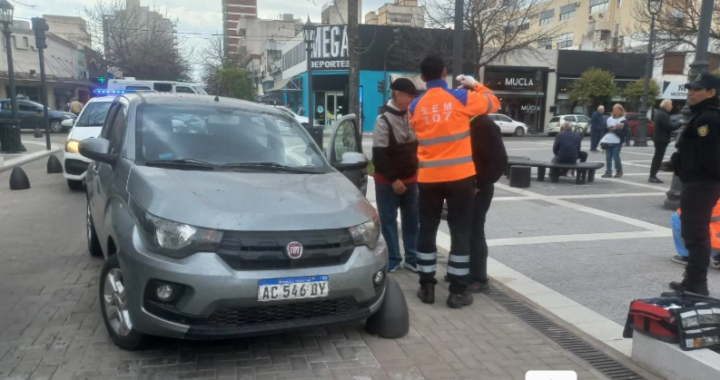 El peligro de los bolardos en Santa Rosa: chocó y se golpeó la cabeza contra el parabrisas; intervino el SEM
