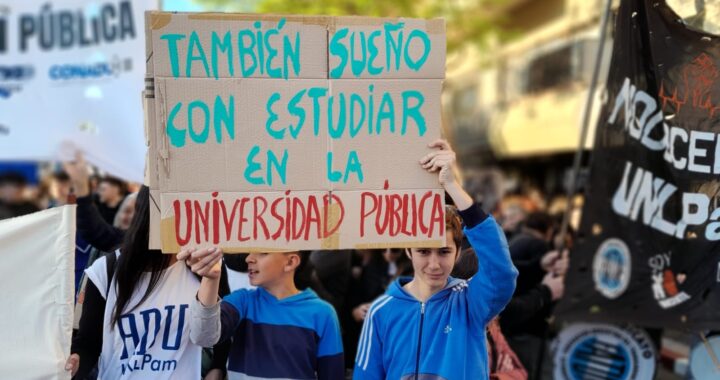 MILEI ACECHA A LA UNIVERSIDAD:DOCENTES DE LA UNLPAM MARCHANEN CONTRA DEL VETO