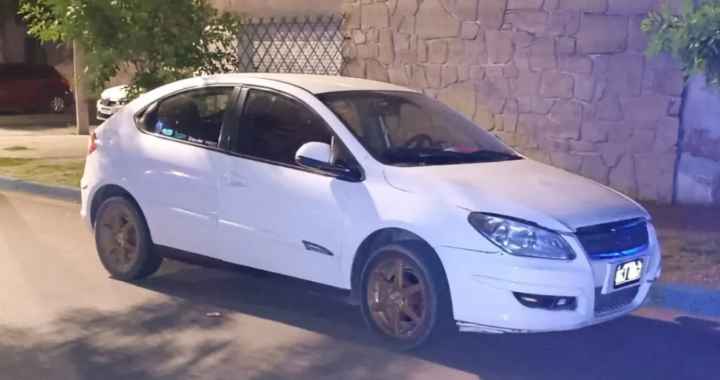 MADRUGADA DE LOCURA EN SANTA ROSA: PASÓ POR ARRIBA CON UN AUTO A DOS POLICÍAS; EL AGRESOR ESTÁ PRÓFUGO