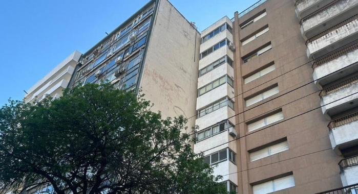 UNA LOCURA: ESTABA COLGADO EN UN SÉPTIMO PISO COLOCANDO UN CARTEL Y UN VECINO CORTÓ LA SOGA