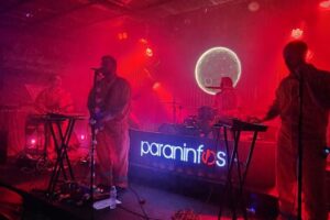 TRAS 16 AÑOS, PARANINFOS DEJÓ LA APATÍA DE LADO Y ABRAZÓ EL GROOVE