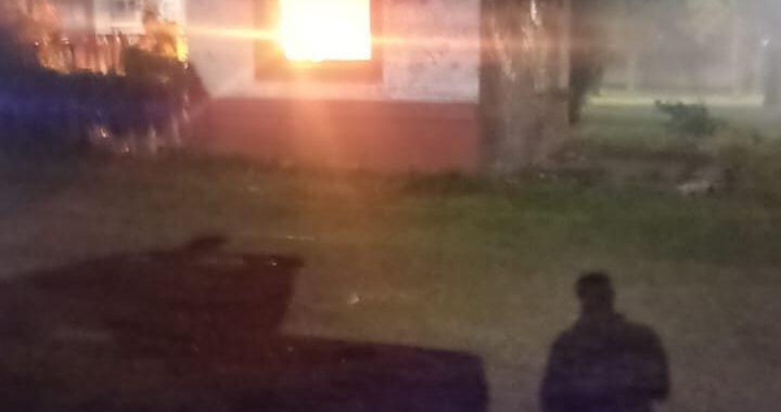 SE PRENDIÓ FUEGO LA GARITA DE PICO Y ALSINA: ES UTILIZADO POR PERSONAS EN SITUACIÓN DE CALLE PERO ADVIERTEN QUE HAY PELIGRO DE DERRUMBE