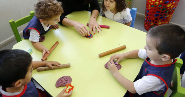 Zamarreaba y privaba del patio a sus alumnos de 5 años: condenaron a una maestra de Realicó