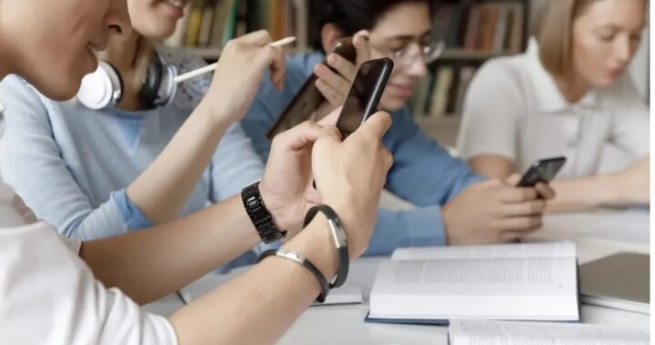 Docentes piden extender la prohibición del celular al nivel secundario por su impacto en la salud mental