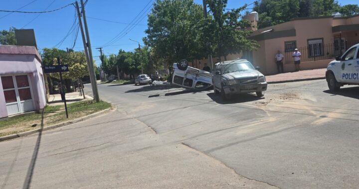 SANTA ROSA: ESPECTACULAR VUELCO EN SALTA Y RÍO NEGRO; NO HUBO LESIONADOS