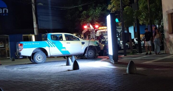 ¿UNA CAMIONETA DE TRÁNSITO CHOCÓ UN BOLARDO EN PLENO CENTRO? SÍ, UNA CAMIONETA DE TRÁNSITO CHOCÓ UN BOLARDO EN PLENO CENTRO