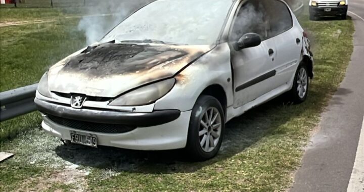 SANTA ROSA: MANEJABA Y SE LE PRENDIÓ FUEGO EL MOTOR EN PLENA ROTONDA DEL AVIÓN