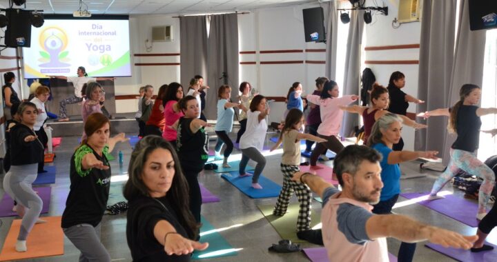 Yoga, alimentación saludable y una sala llena: así fue la celebración del Día Internacional del Yoga en la CPE
