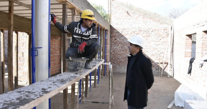 Avanza la ampliación de una escuela y obras viales en Algarrobo del Águila