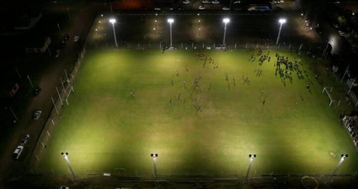 Un club de Castex estrenó iluminación LED para ampliar el uso de su cancha y reducir el consumo