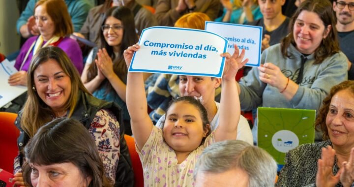 Diez familias de Santa Rosa terminaron de pagar sus viviendas y recibieron las escrituras