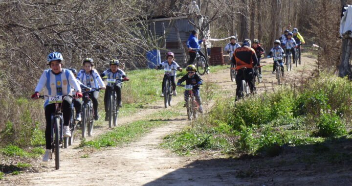 Gobernador Duval suma un taller de ciclismo para niños y participa en competencias regionales